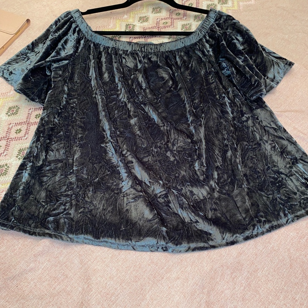 Knox Rose Short Sleeve
Velvet Top sz S - Picture 6 of 6